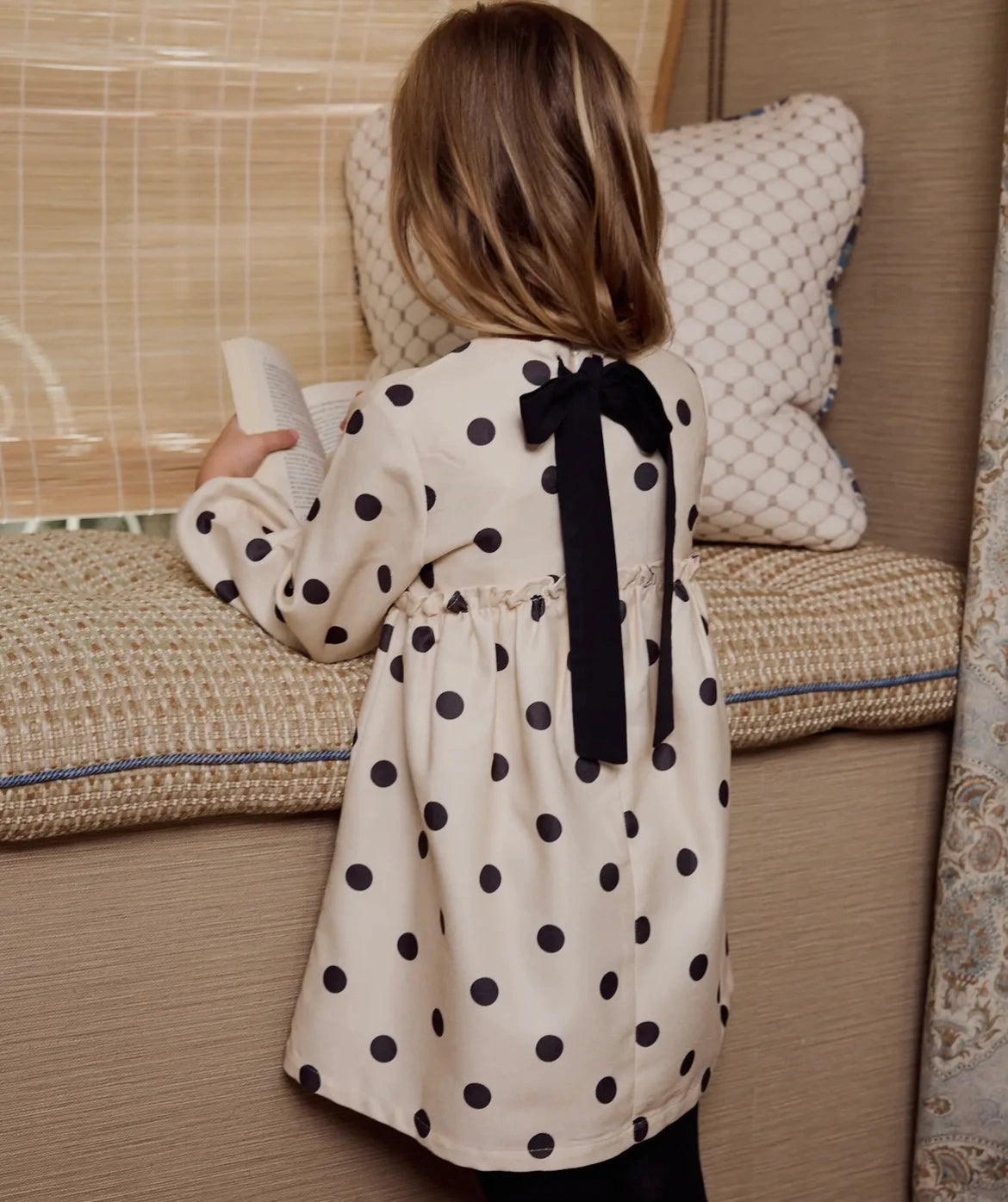 Abito pois e fiocco sul retro