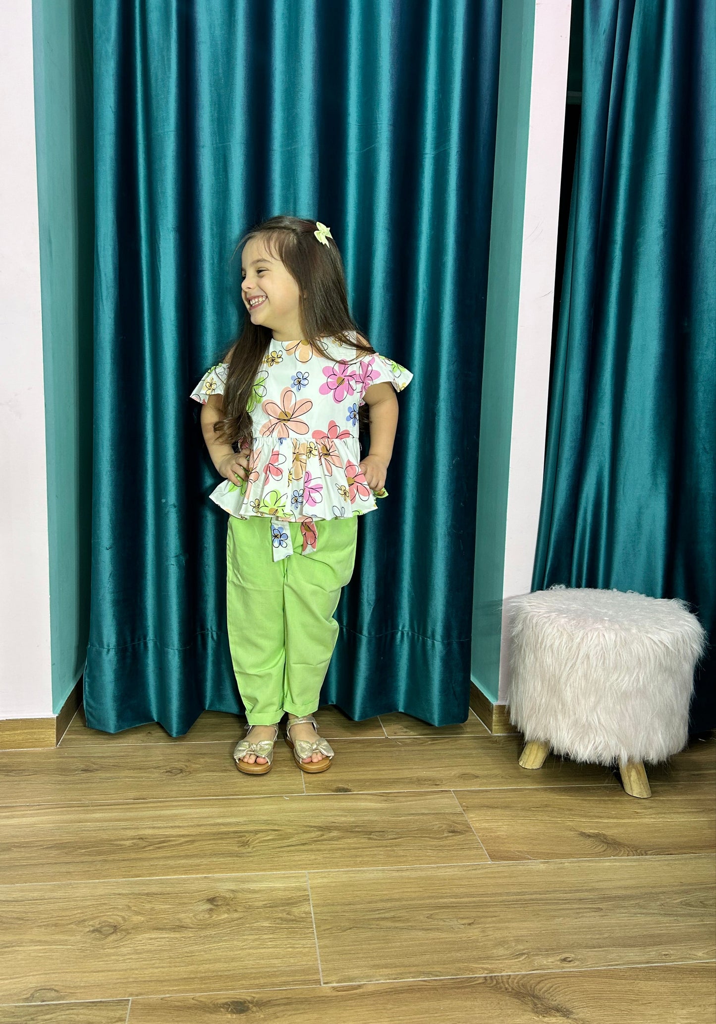 completo per bambina con blusa a fiori e pantalone balloon verde