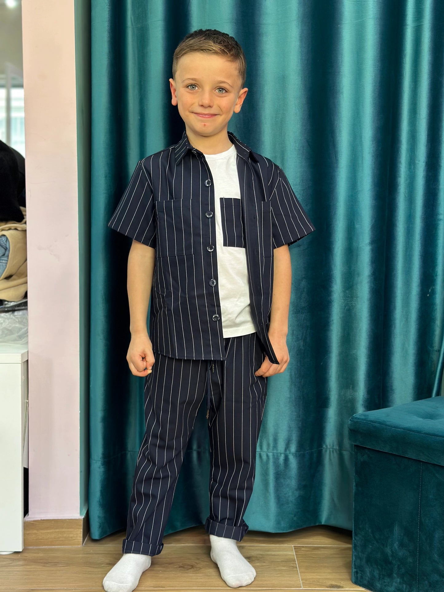 completo con camicia e pantalone gessato blu per bambino