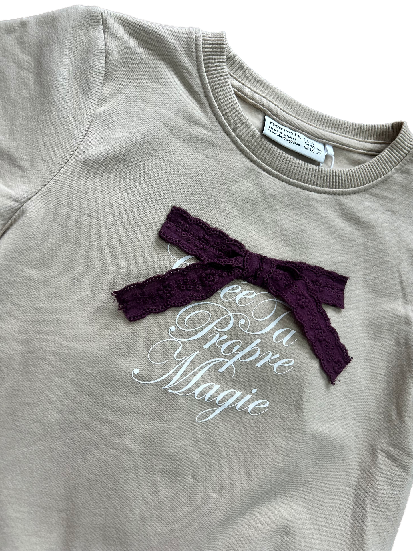 Felpa girocollo beige con fiocco sangallo