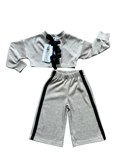 coordinato sportivo felpina e pantalone palazzo beige con dettagli neri bambina e mamma