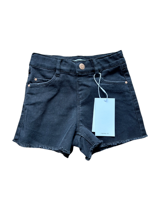 pantaloncino in jeans nero sfrangiato sulla gamba per bambina e ragazza