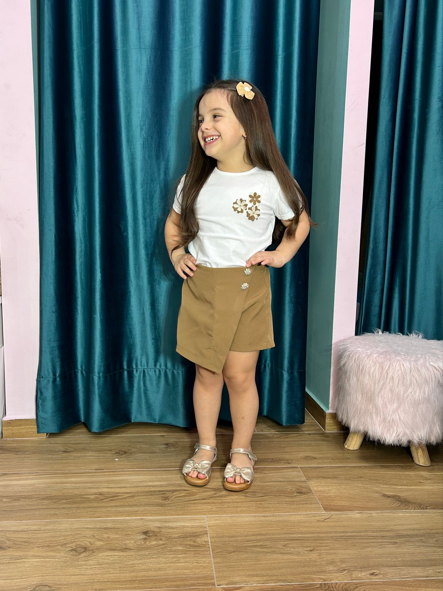 Completo shirt bianca con dettagli marroni e pantagonna marrone con bottone gioiello per bambina