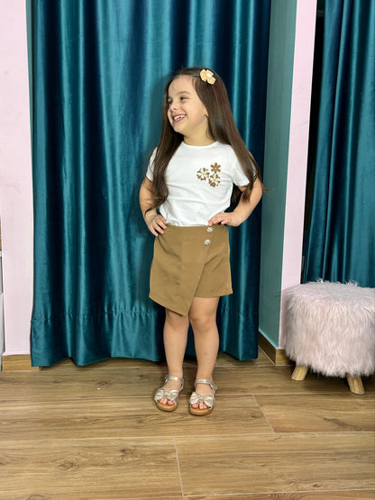 Completo shirt bianca con dettagli marroni e pantagonna marrone con bottone gioiello per bambina