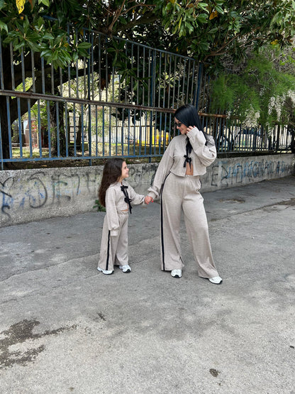 completo mamma e figlia sportivo con felpina e pantalone palazzo beige con dettagli neri
