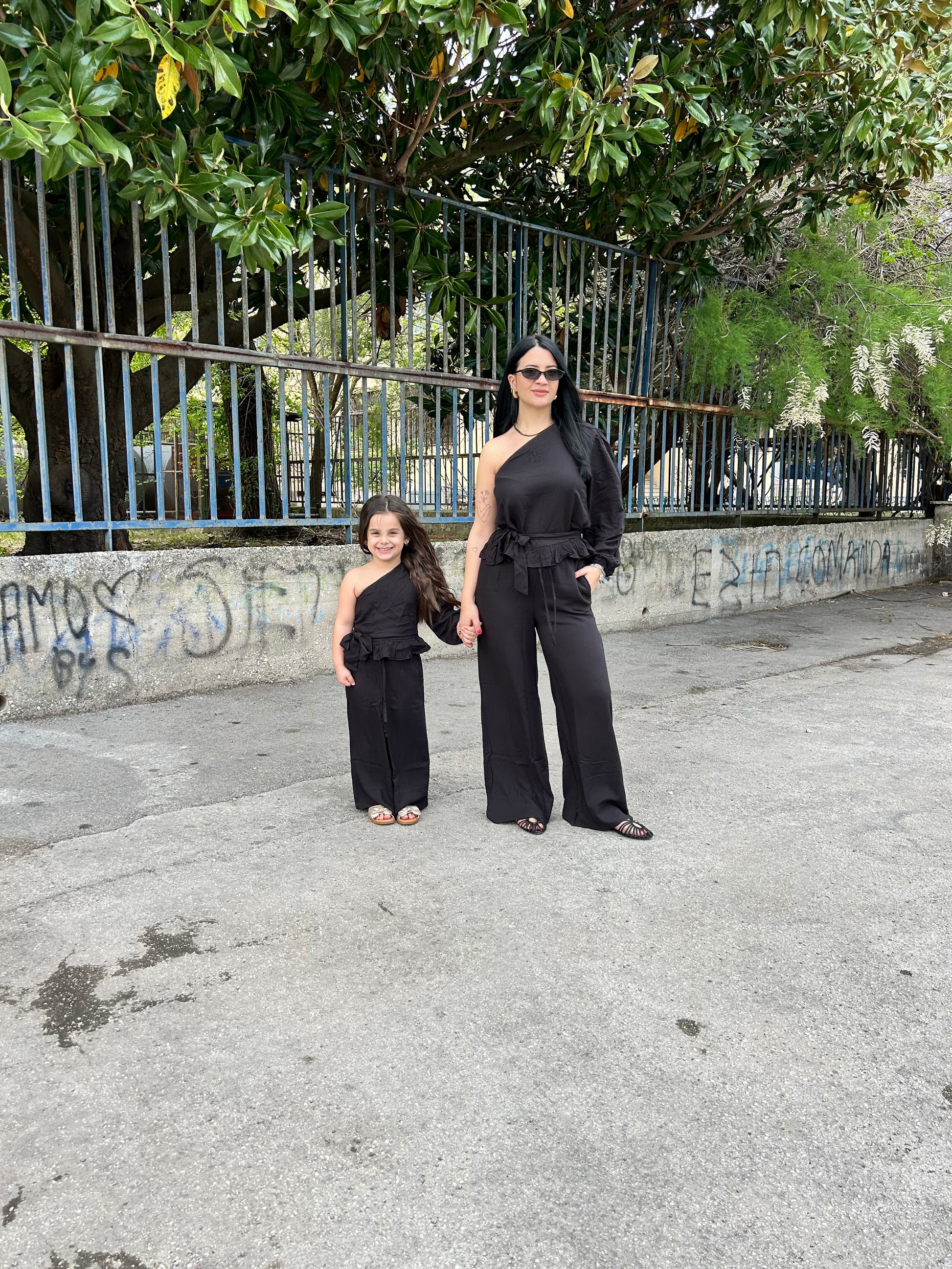 completo mamma e figlia in viscosa nero con top monospalla e pantalone palazzo