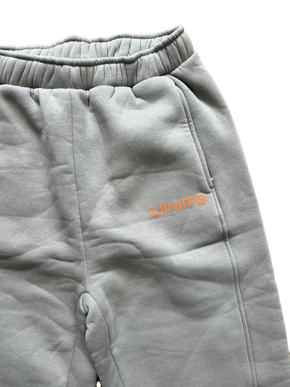 Tuta grigia con dettagli arancio