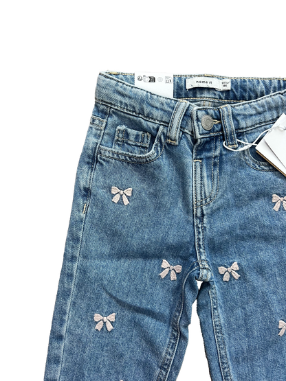 Jeans con ricami fiocchetti