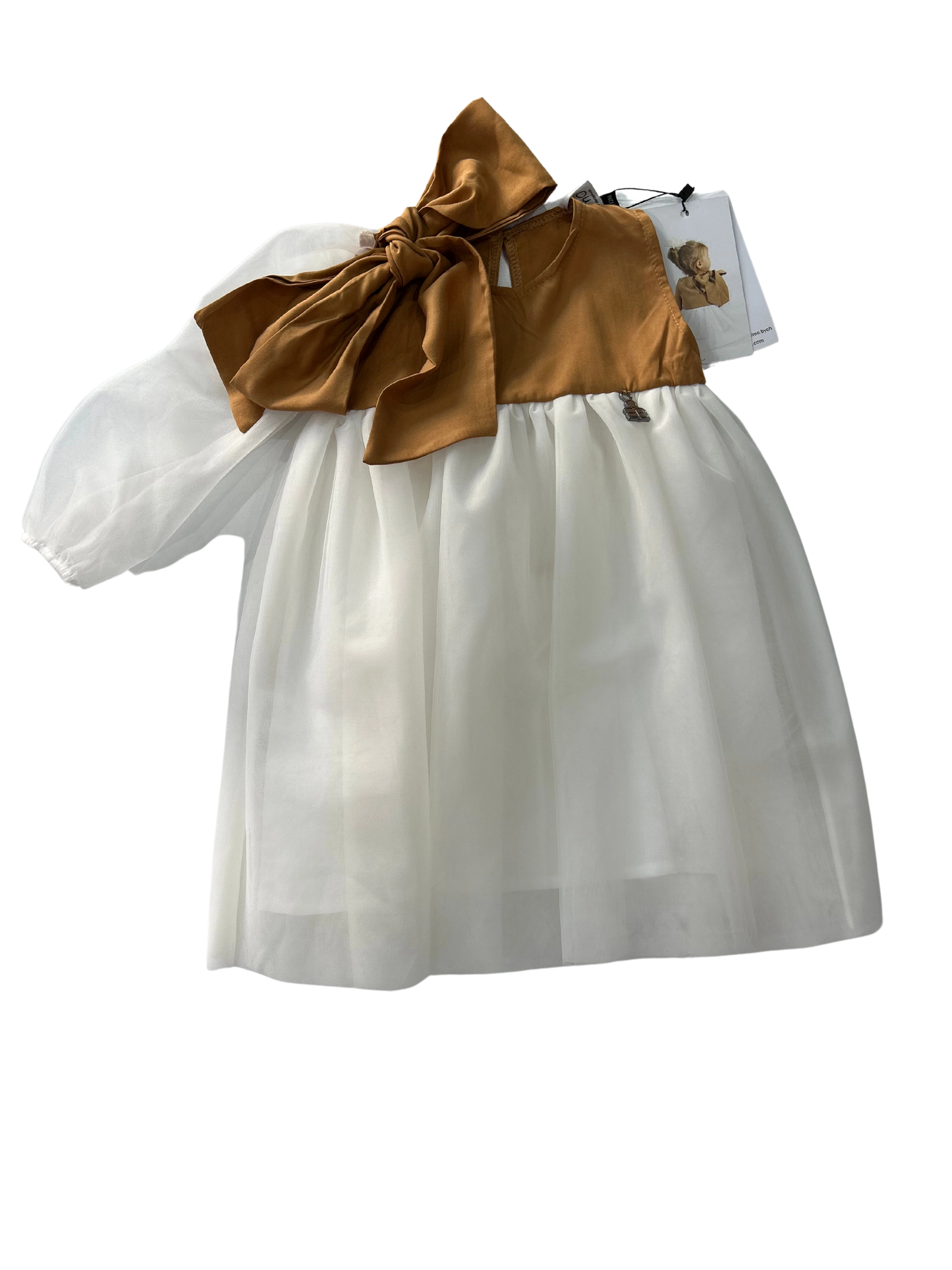 abito in tulle bianco e biscotto con fiocco sulla spalla