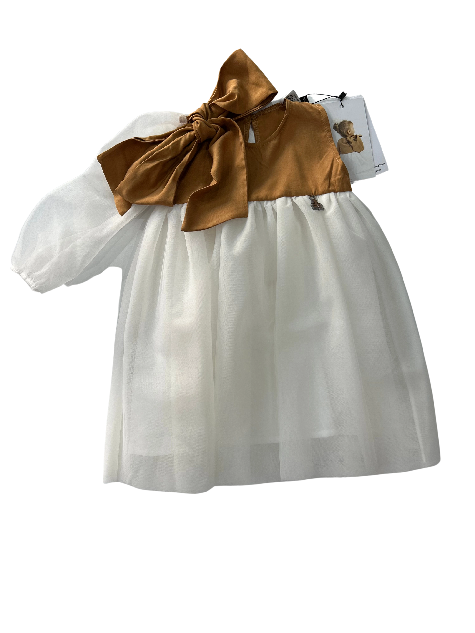 abito in tulle bianco e biscotto con fiocco sulla spalla