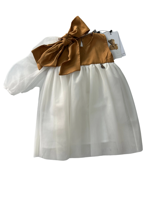 abito in tulle bianco e biscotto con fiocco sulla spalla