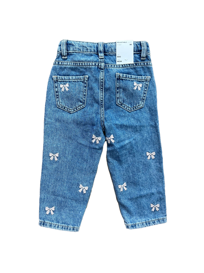 Jeans con ricami fiocchetti