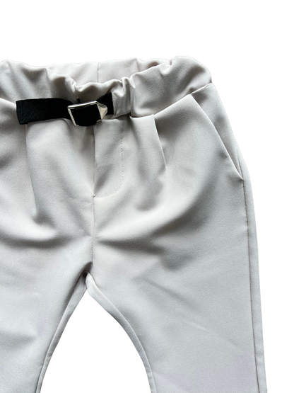 pantalone grigio chiaro con cinghia nera per bambino e neonato