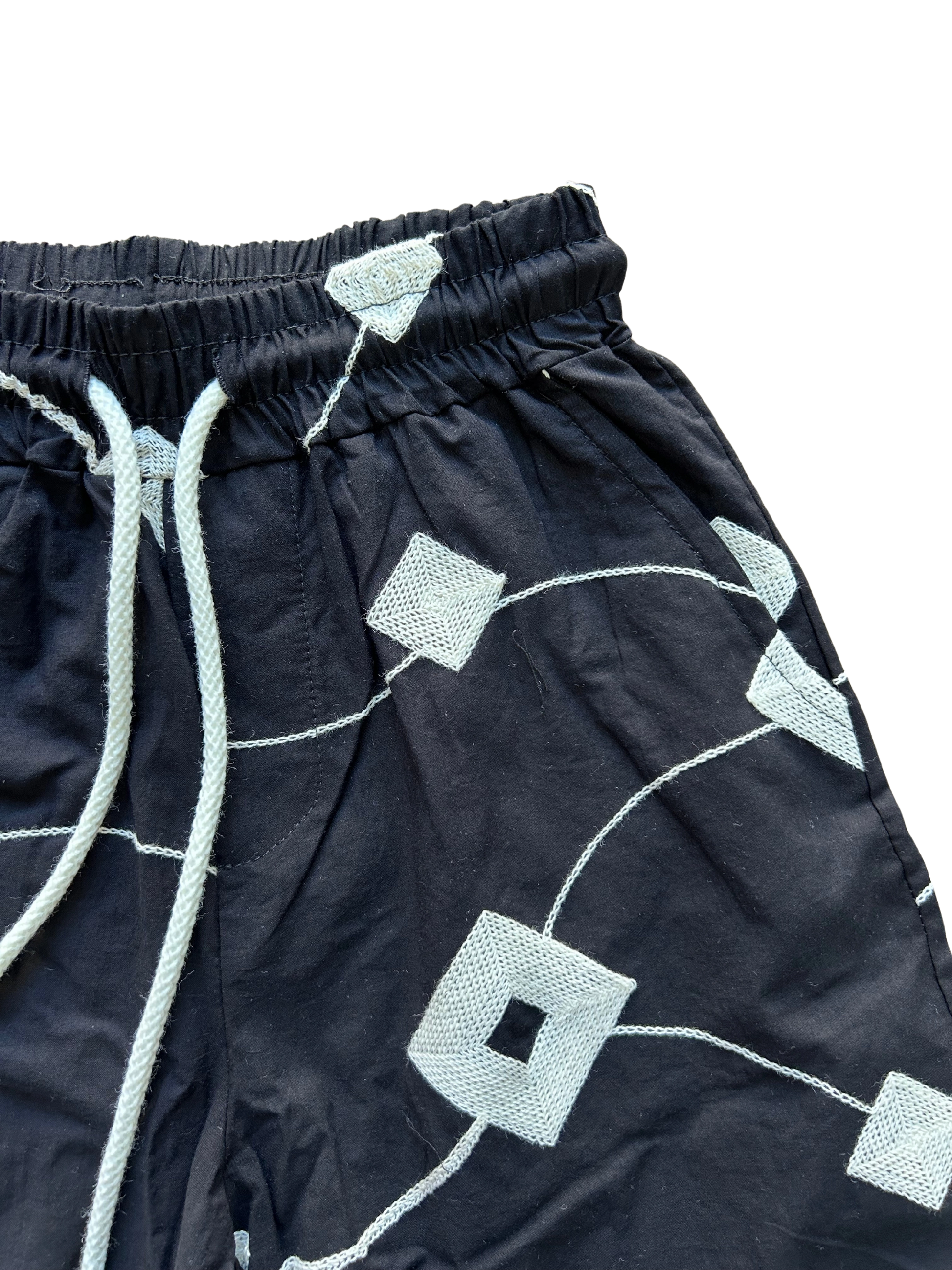 bermuda con elastico in vita e laccetto regolabile never too nero con ricami 