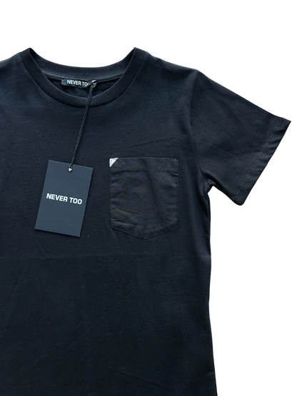 t-shirt nera never too con dettaglio taschino ricamato 
