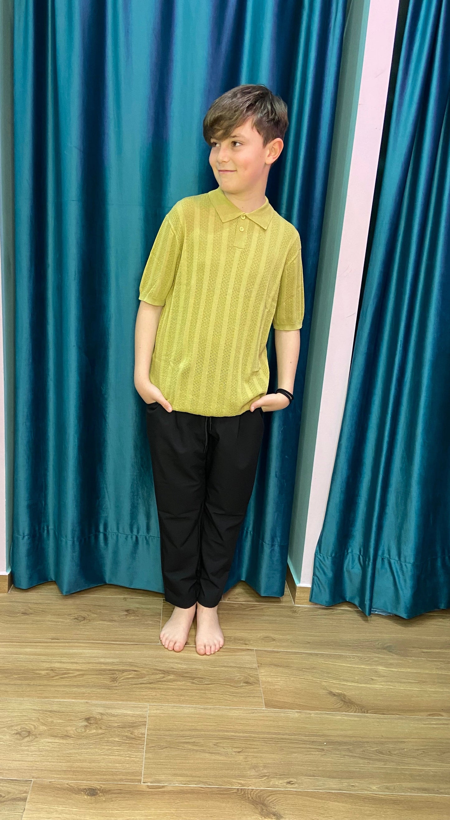 completo con pantalaccio nero e polo mostarda per bambini e ragazzi never too