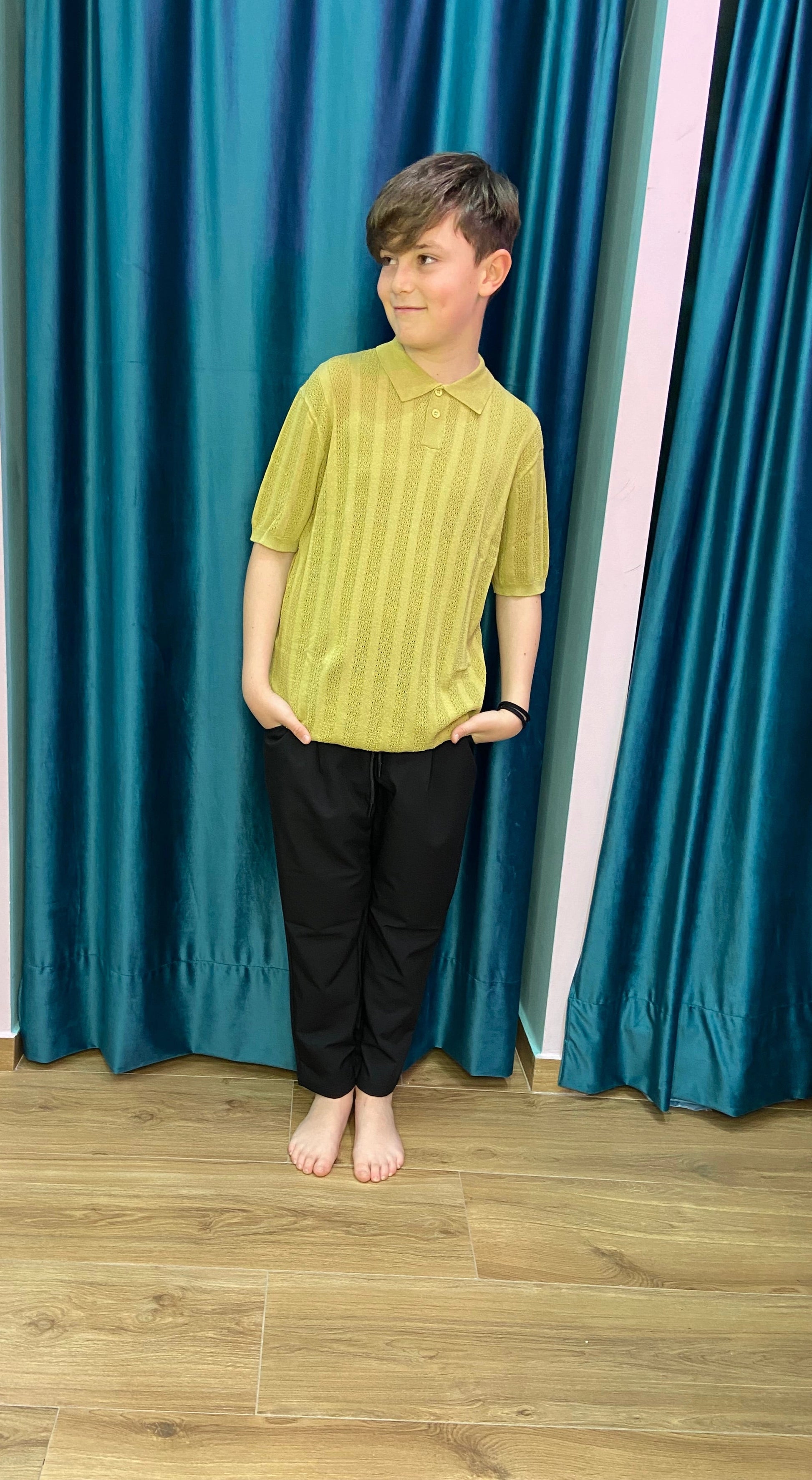 completo con pantalaccio nero e polo mostarda per bambini e ragazzi never too