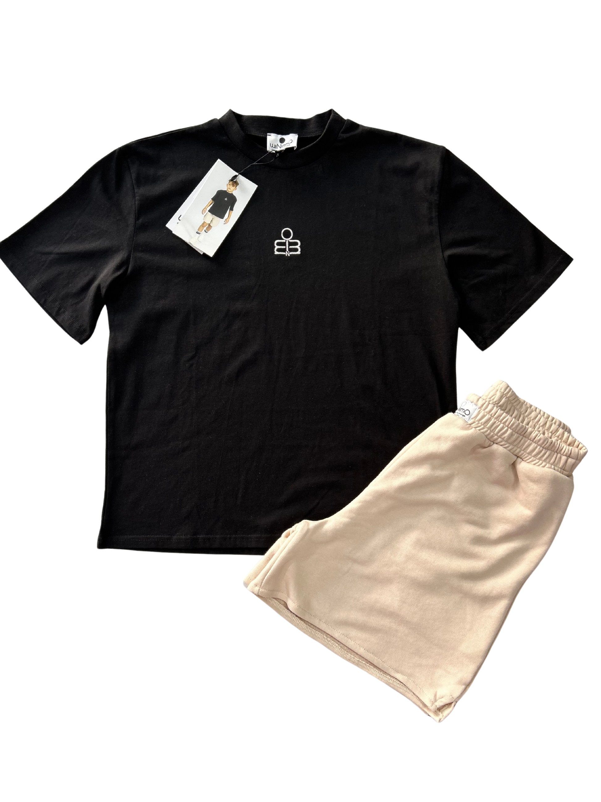 Set sportivo e giornaliero con t-shirt nera e bermuda beige per bambino in saldo
