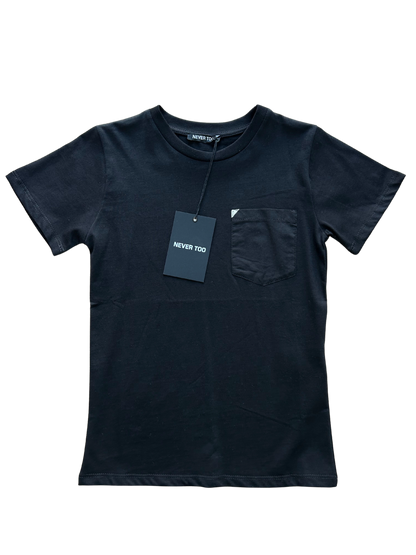 t-shirt in cotone nera con taschino dettaglio ricamo never too per bambino e ragazzo 